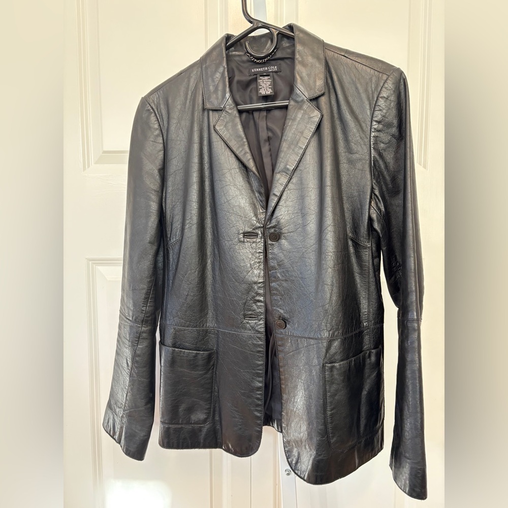 EUC-Kenneth Cole leather blazer style jacket in black. The patina is gorgeous.